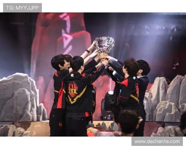 FPX逆袭之路揭秘：冠军杯背后的奋斗与荣耀