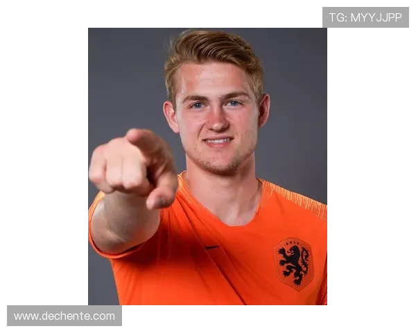 哈维西蒙斯的崛起之路：从天才少年到足球场上的耀眼明星