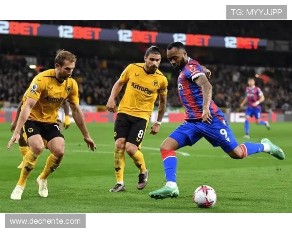 曼彻斯特联队与狼队激战正酣谁能在英超赛场上笑到最后