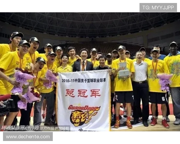 重庆足球队的拼搏历程与荣耀追寻的特别报道